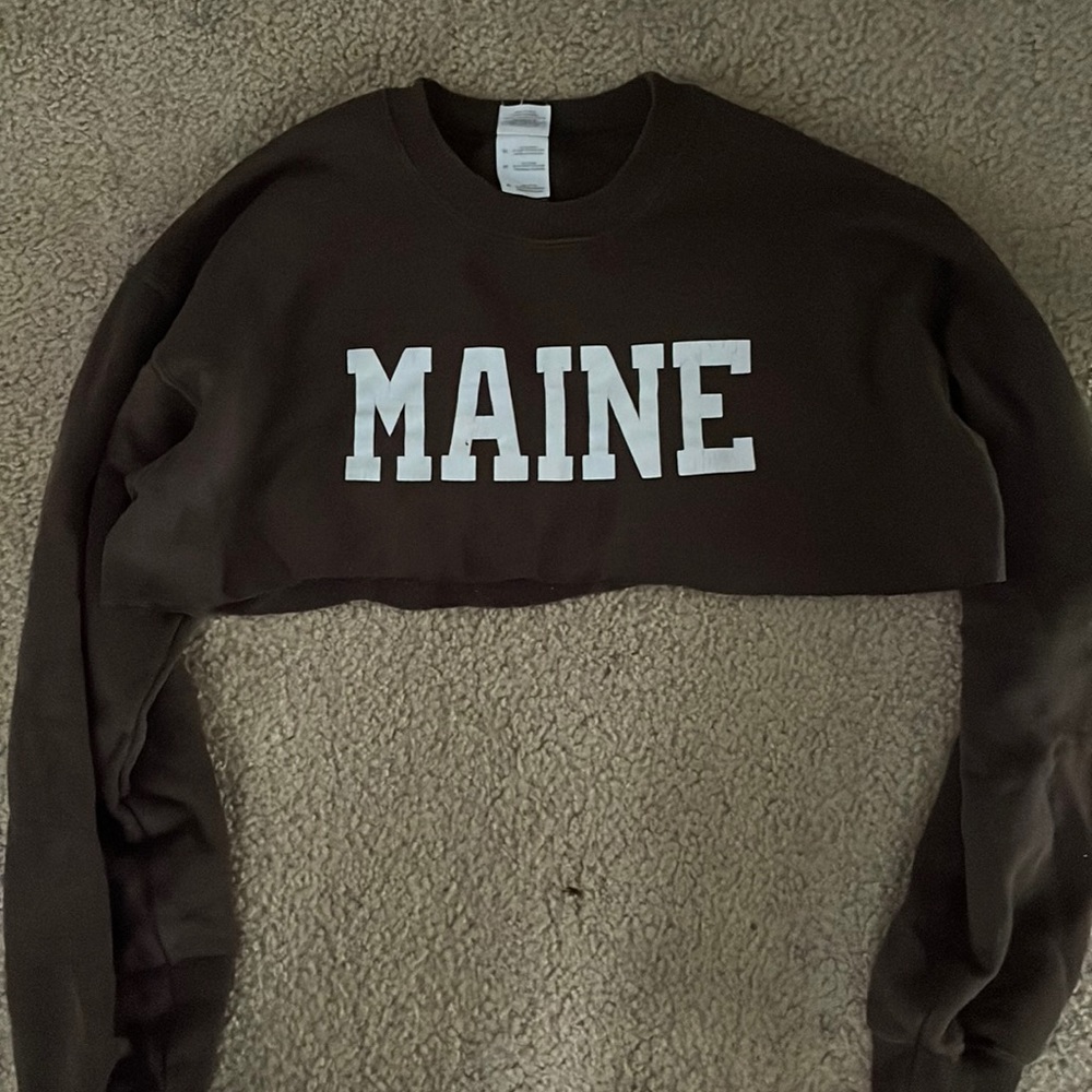 “MAINE” brown crewneck crop top